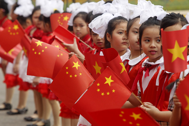 Kínai kislányok ünnepségen állnak, népviseletben