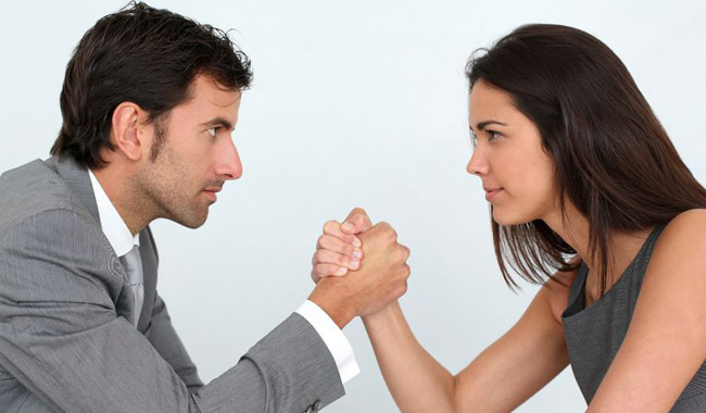 férfi és nő szkanderezik egymással