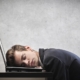 Fiatal ember alszik a laptopján